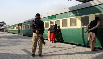Rukojemnícka dráma v Pakistane: Ozbrojenci vtrhli do vlaku, v ktorom zajali stovky ľudí