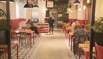 Napriek očakávaniam mestá nežijú. V reštauráciach a baroch sú večer len verní zákazníci