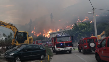 OBRAZOM: Pri Splite vyčíňa veľký lesný požiar, hrozí, že sa rozšíri až k moru. Plamene ohrozujú domy v meste Žrnovnica