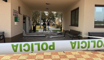 Explózia pri zastávke v Dolných Salibách. Páchatelia zmizli aj s bankomatom