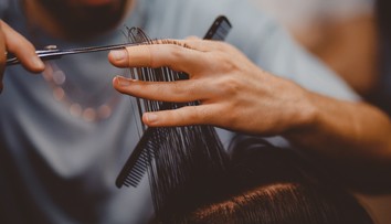 Bezdomovec sa dostal do rúk kaderníkovi. Po premene ho nespoznáte ani vy