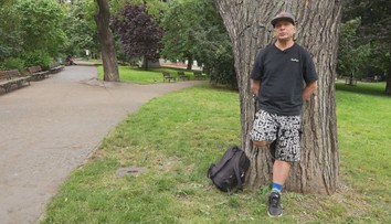 Pražský sprievodca z ulice: Dobrovoľne žije bez domova a odhaľuje temnú stránku Prahy