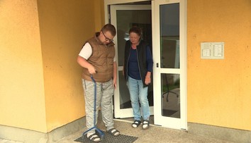 Bezbariérovú kúpeľňu pre postihnutého syna schválili. Zúfalá matka na ňu čaká už mesiace