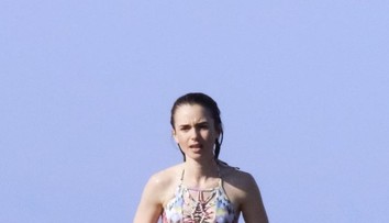 Lilly Colins v plavkách. S tehličkami, no akoby vyšla z mlyna