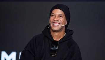 V Taliansku vo veľkom štýle privítali legendárneho Ronaldinha. Na jeho premiéru si musia počkať