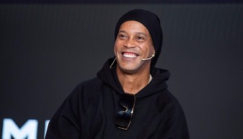 Neuveriteľné, nový dres, rovnaký úsmev. Ronaldinho reštartuje kariéru, dohodol sa s klubom z Talianska
