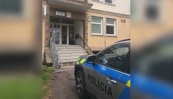 FOTO: Policajti neverili vlastným očiam. Muž vystúpil z taxíka a v pokoji im odovzdal nebezpečný balíček zabalený v bunde