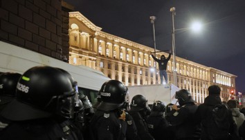 Horeli kontajnery a lietali stoličky. Pokojný protest v Sofii sa premenil na chaos
