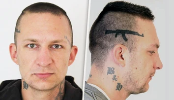 Kriminalisti hľadajú nebezpečného recidivistu, na hlave má vytetovaný samopal a nápis Dealer