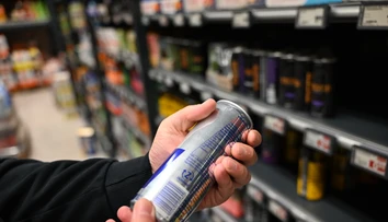 Stavil sa s kamarátom, koľko zvládne vypiť energeťákov. O pár hodín ho našli ležať tvárou k zemi