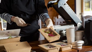 Porušujú zákon? Mnohé reštaurácie si pri jedle so sebou účtujú aj extra sumu za obal