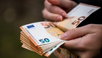 Kým niektorí zarábajú hojne, iní neprekročia ani tisícku. Porovnali sme platy naprieč Slovenskom