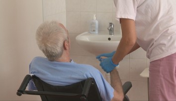 Hrozí, že o odkázaných sa nebude mať kto postarať. Opatrovateľky totiž majú zasiahnuť vládne škrty