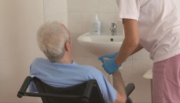 Hrozí, že o odkázaných sa nebude mať kto postarať. Opatrovateľky totiž majú zasiahnuť vládne škrty