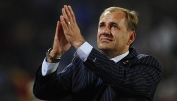 Stratil mamu, v štrnástich ho život zrazil na kolená. Pán Weiss, z vášho syna niečo bude, hriechy mu treba odpúšťať