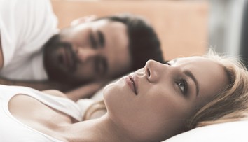 Trápia vás vrásky či bolesť hlavy? Vyriešiť to môže aj spánková poloha