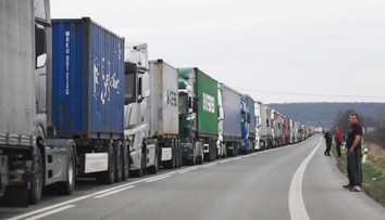 Dopravné peklo pred hraničným priechodom Vyšné Nemecké, v rade stojí vyše tisíc kamiónov