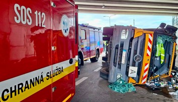 FOTO: V Bratislave sa prevrátilo smetiarske auto. Hasiči vyslobodzovali zakliesneného človeka