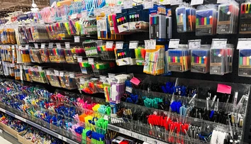 Medzi školskými potrebami sa objavil tovar, ktorý tam rozhodne nepatril. Zasiahnuť museli úrady