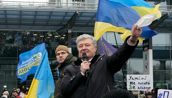 Ukrajinského exprezidenta Porošenka budú vyšetrovať na slobode, musí však odovzdať pas