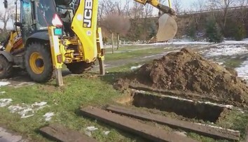 Nedôstojné praktiky pochovávania na cintoríne v Seredi. Nebožtíkov zasypávajú bagrom