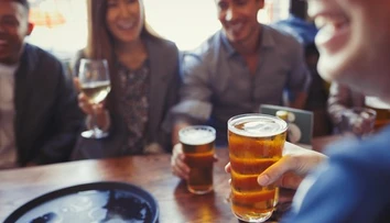 Myslíte si, že jeden pohár neuškodí? Víno či pivo môžu zvyšovať riziko vážneho ochorenia