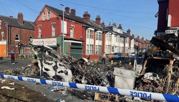 Anglickým mestom Leeds zavládol chaos. Na uliciach horeli autá a protestovali ľudia