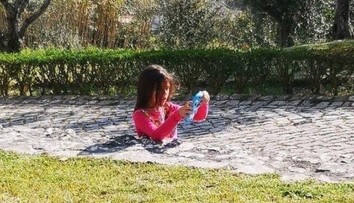 Zaseknuté dievča v chodníku mätie sociálne siete. Uhádnete ten fígeľ?