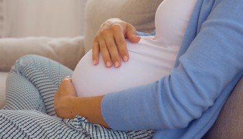 Mamy v uniformách si prilepšia. Poslanci im chcú priklepnúť vyššiu materskú