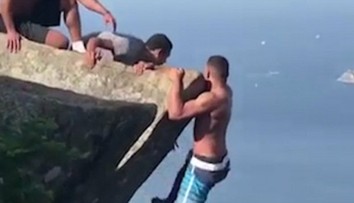 Pre jednu fotku riskoval život. Odvážlivca museli zachraňovať turisti