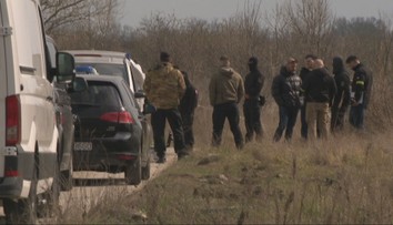 Na mieste, kde muž zastrelil psičkára, dochádza k potýčkam aj naďalej. Tentoraz za tým má byť žena