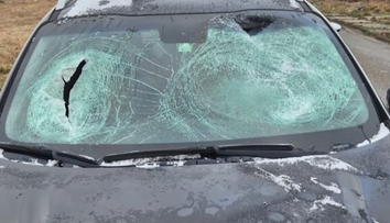 Padajúci ľad z auta môže aj zabíjať. Vodič žiadal o radu, ako si má očistiť kamión, odpoveď ale nedostal