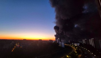 Za minuloročný rozsiahly požiar nákupného centra vo Varšave je zodpovedné Rusko, vyhlásil poľský premiér