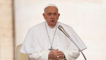 Za obete zrážky autobusu s vlakom v Nových Zámkoch sa modlí aj pápež František