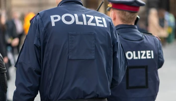 Policajt chcel vidieť 88-ročnú seniorku. Rodina mala zvláštne vysvetlenie, prečo to nejde