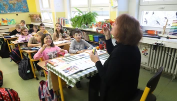 Asistenti učiteľa si môžu vydýchnuť: Pracovať viac hodín zatiaľ nemusia