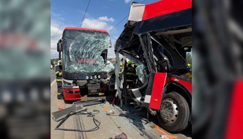 FOTO: Čelná zrážka autobusu s električkou. Po desivej nehode v Prahe hlásia až 18 zranených