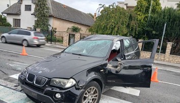 FOTO: BMW po náraze do dvoch áut skončilo na streche. Pri Košiciach úradoval zrejme mikrospánok