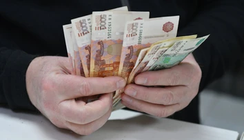 Omyl z neho spravil boháča. Robotníkovi poslali na účet výplaty jeho 34 kolegov