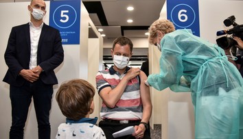 PRIESKUM: Väčšina Slovákov si myslí, že učitelia a zdravotníci by mali byť povinne zaočkovaní