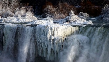 Nádhera, ktorú vidíte málokedy: Niagarské vodopády zamrzli, ale stále tečú