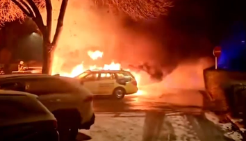 Ničivý požiar v Bratislave. Z niekoľkých áut zostali len vraky