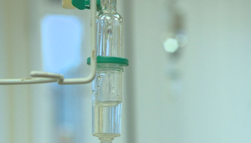 Viera musí platiť za dôležitý roztok, lebo sa lieči v neštátnej ambulancii. Je to diskriminácia, tvrdí onkologička