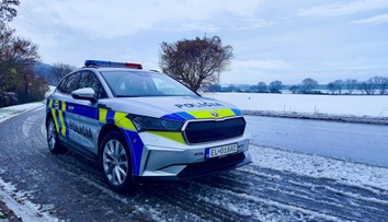 Zasnežené mŕtve telo muža ležalo v kríkoch. Polícia sa snaží zistiť, kto to bol