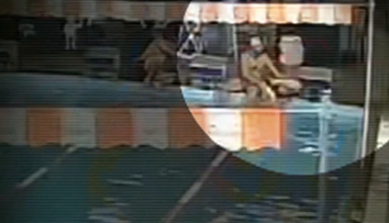 Žena po plávaní v bazéne zomrela, manžel skončil v nemocnici. Hospitalizovali aj niekoľkých študentov