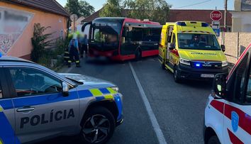Autobus MHD v Bratislave zrazil chodkyňu. Žena zraneniam na mieste podľahla