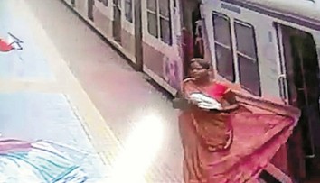 Oblečenie sa jej skoro stalo osudným. Indka takmer skončila pod vlakom