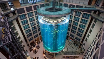 V centre Berlína prasklo obrie akvárium, voda zaliala ulice. Cielený útok to podľa polície nebol