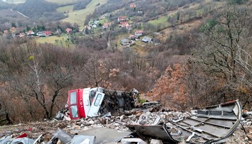 FOTO: Pri Jablonove nad Turňou odstránili poškodený vozeň z októbrovej zrážky vlakov