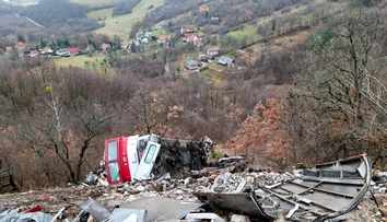 FOTO: Pri Jablonove nad Turňou odstránili poškodený vozeň z októbrovej zrážky vlakov